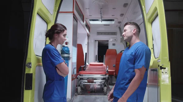 Hemşire gece ambulans araba üzerinde sıhhiye civarmı konuşmak.