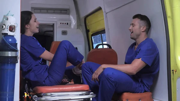 Hemşire ve sıhhiyeci geceleri ambulans vagonunda oturacak. — Stok fotoğraf