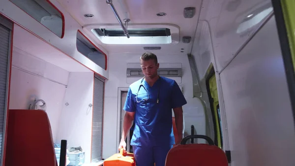 El médico salió del auto de la ambulancia con la bolsa médica. . — Foto de Stock