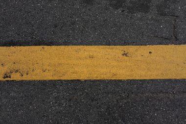 Yakın çekim yol doku ve sarı şerit