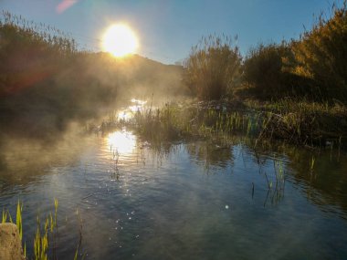 Dağda çok soğuk bir sabah suyu buharlaşan nehir.
