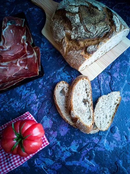 Jamón Tomate Pan Hierbas Composición Sobre Fondo Oscuro Con Textura — Foto de Stock