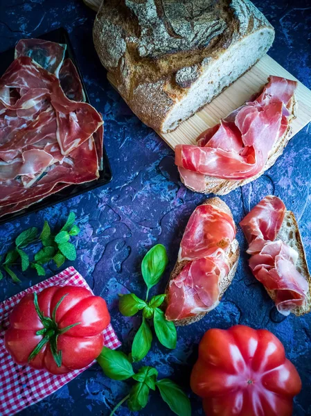 Jamón Tomate Pan Hierbas Composición Sobre Fondo Oscuro Con Textura — Foto de Stock