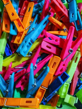 Çiğ su ile renkli clothespins dönüştürün