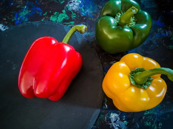 暗さと荒々しい背景で構成された果樹園の野菜 — ストック写真