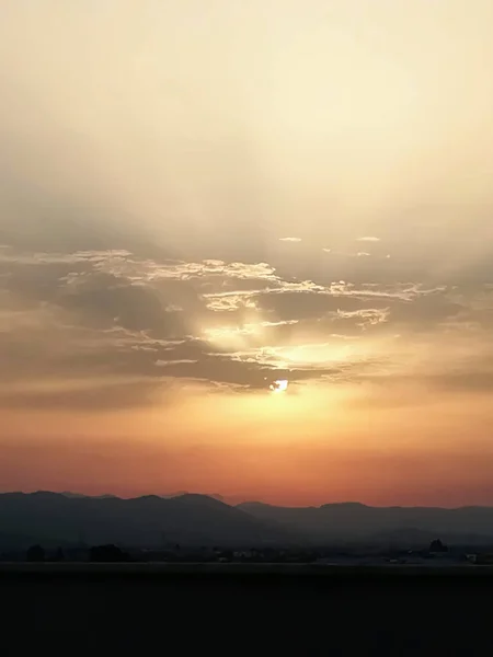 Zonsondergang Met Dreigende Storm Wolken Bergen — Stockfoto