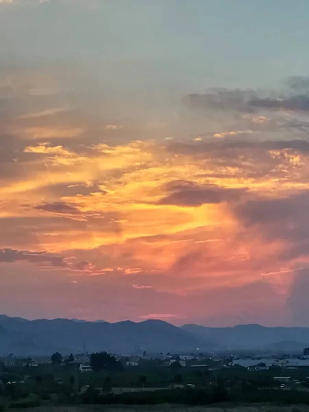 Puesta Sol Con Nubes Tormenta Amenazantes Sobre Montañas —  Fotos de Stock