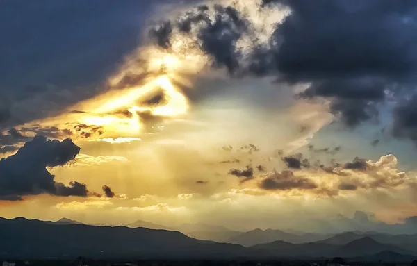 Pôr Sol Com Nuvens Tempestade Ameaçadoras Sobre Montanhas — Fotografia de Stock