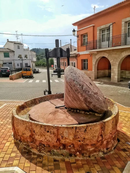 Moinho Pedra Antigo Para Fazer Azeite Exposto Praça Cidade — Fotografia de Stock