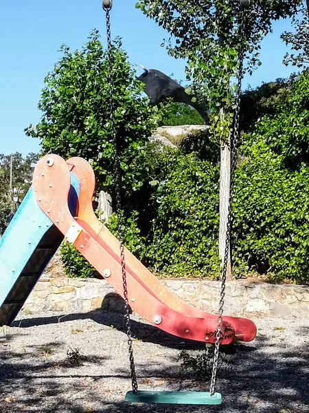 Детская Площадка Красочными Качелями Несколькими Деревьями — стоковое фото