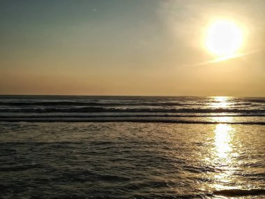 Akdeniz suları ile banyo ince kahverengi kum plaj