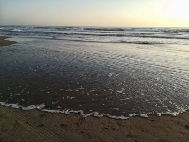 Akdeniz suları ile banyo ince kahverengi kum plaj