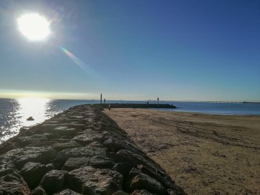 Akdeniz suları ile banyo ince kahverengi kum plaj