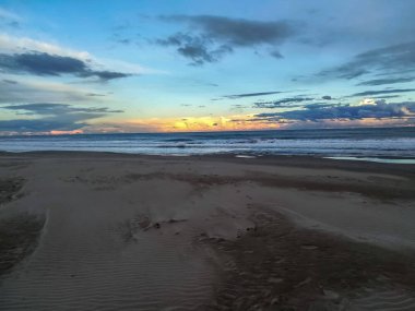 Akdeniz suları ile banyo ince kahverengi kum plaj