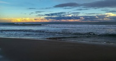 Akdeniz suları ile banyo ince kahverengi kum plaj