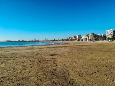 Akdeniz suları ile banyo ince kahverengi kum plaj