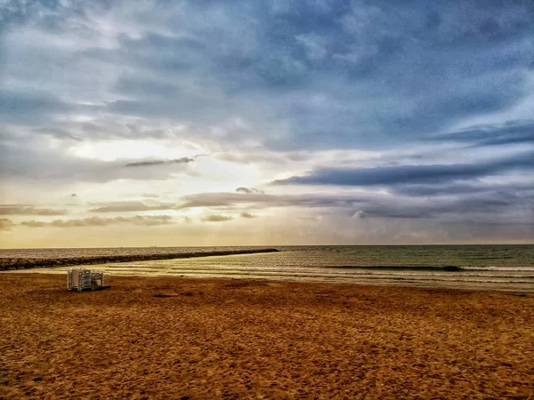 Akdeniz Suları Ile Banyo Ince Kahverengi Kum Plaj — Stok fotoğraf