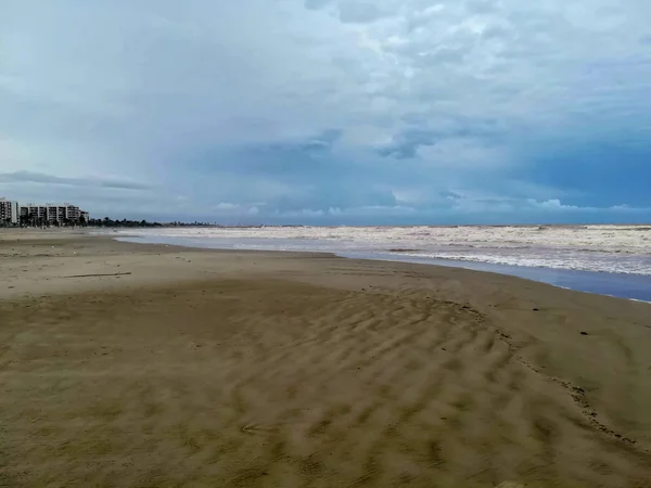 Akdeniz Suları Ile Banyo Ince Kahverengi Kum Plaj — Stok fotoğraf