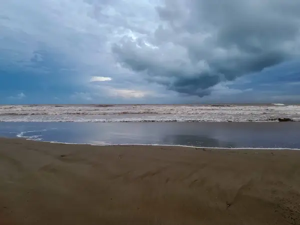 Spiaggia Sabbia Fine Marrone Bagnata Dalle Acque Del Mar Mediterraneo — Foto Stock