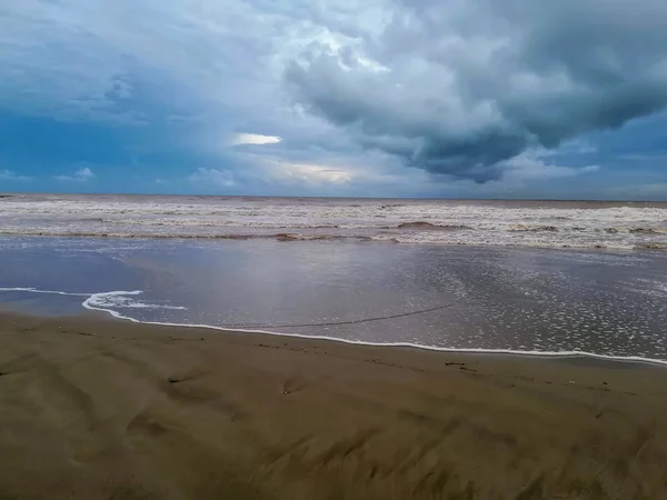 Playa Fina Arena Marrón Bañada Por Las Aguas Del Mar —  Fotos de Stock