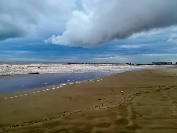 Praia Areia Castanha Fina Banhada Pelas Águas Mar Mediterrâneo — Fotografia de Stock