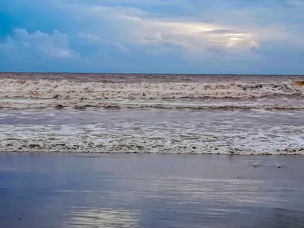 Playa Fina Arena Marrón Bañada Por Las Aguas Del Mar — Foto de Stock