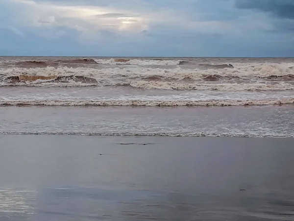 Playa Fina Arena Marrón Bañada Por Las Aguas Del Mar — Foto de Stock