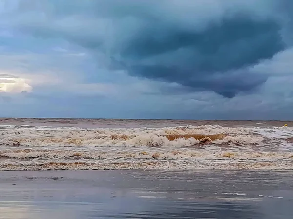 Playa Fina Arena Marrón Bañada Por Las Aguas Del Mar — Foto de Stock