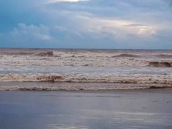 Playa Fina Arena Marrón Bañada Por Las Aguas Del Mar — Foto de Stock