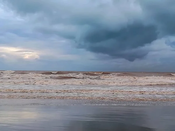 Пляж Мелкого Коричневого Песка Омываемый Водами Средиземного Моря — стоковое фото