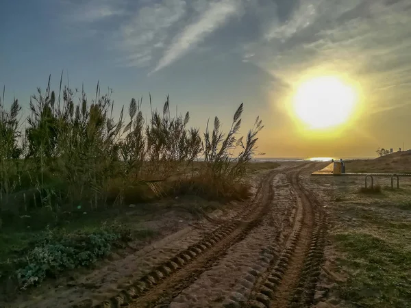 Strand Mit Feinem Braunen Sand Der Vom Wasser Des Mittelmeeres — Stockfoto