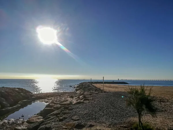 Praia Areia Castanha Fina Banhada Pelas Águas Mar Mediterrâneo — Fotografia de Stock