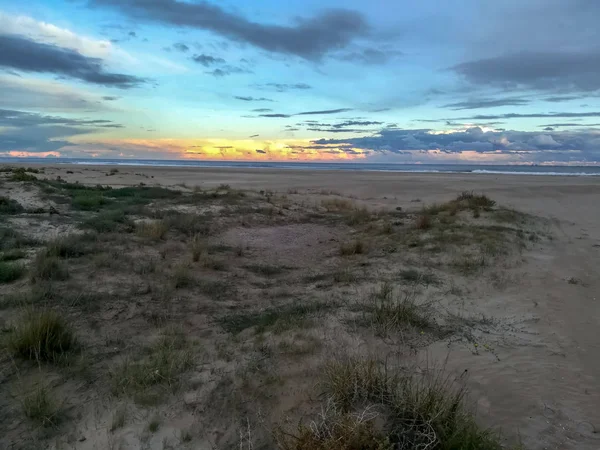 Strand Mit Feinem Braunen Sand Der Vom Wasser Des Mittelmeeres — Stockfoto