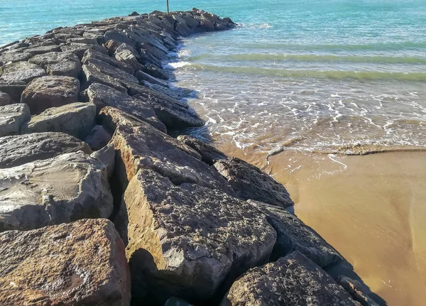 Praia Areia Castanha Fina Banhada Pelas Águas Mar Mediterrâneo — Fotografia de Stock