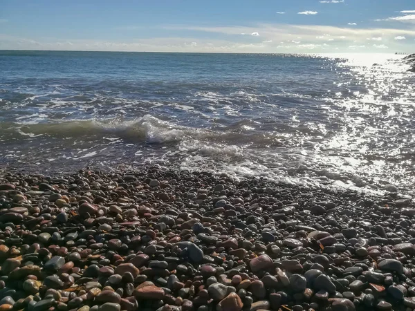 Piccola Spiaggia Pietra Bagnata Dalle Acque Del Mar Mediterraneo — Foto Stock