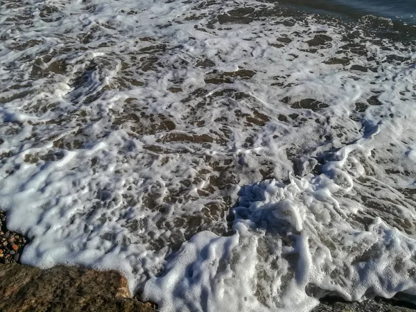 沐浴在地中海水域的小石头海滩 — 图库照片