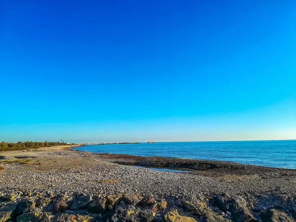 沐浴在地中海水域的小石头海滩 — 图库照片