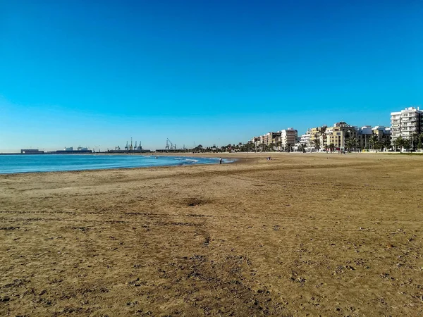 Pláž Jemným Pískem Hnědé Omývány Vodami Středozemního Moře — Stock fotografie