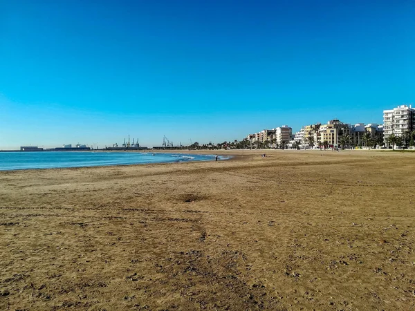 Playa Fina Arena Marrón Bañada Por Las Aguas Del Mar —  Fotos de Stock