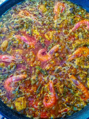 Bu yemek için pirinç, et ve sebze özel düz güveç içinde tipik İspanyol yemeği