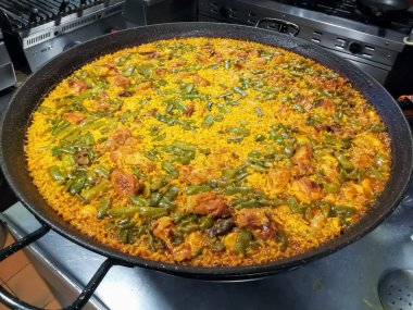 Bu yemek için pirinç, et ve sebze özel düz güveç içinde tipik İspanyol yemeği