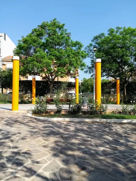 Parque Con Columnas Amarillas Árboles Fondo Con Suelo Piedra — Foto de Stock