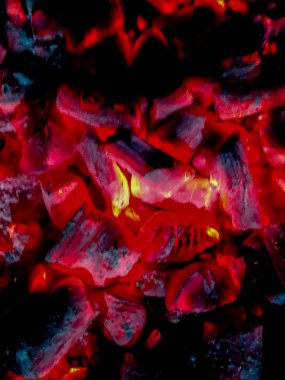 Kırmızı, turuncu ve sarı tonlarda akkor kömürleri