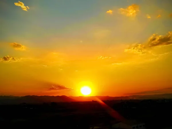 Zonsondergang Bergen Oranje Gele Rode Tinten — Stockfoto