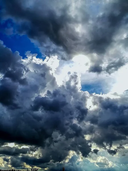 Hemel Met Storm Wolken Verschillende Blauwe Tinten Bedreigen Met Zonlicht — Stockfoto