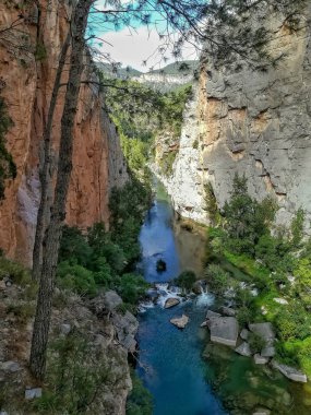 Yalak Montanejos geçerken Mijares nehir kıyısında kurulan Kanyon görünümünü
