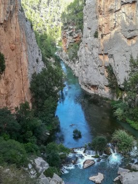 Yalak Montanejos geçerken Mijares nehir kıyısında kurulan Kanyon görünümünü