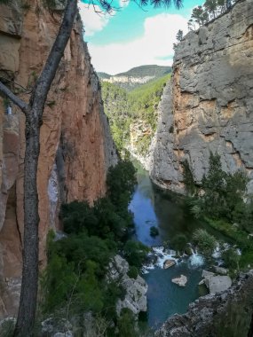 Yalak Montanejos geçerken Mijares nehir kıyısında kurulan Kanyon görünümünü