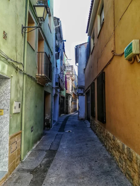 Bela Rua Pequena Com Casas Pintadas Cores Diferentes Cidade Navajas — Fotografia de Stock