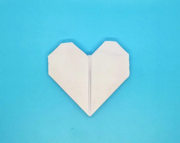 Фигуры Оригами Выполнены Белой Бумаги Синем Фоне — стоковое фото